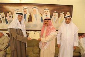 علي حسن يقدم شهادة تقدير للشيخ علي الحمود واسرة ناقلات النفط الكويتية
