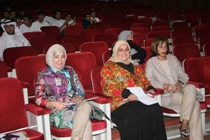 منى الفريح خلال متابعتها لمنافسات الطلبة في المسابقة