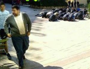 صورة نشرها معارضو حزب الله في الجامعة الانطونية لمجموعة من طلاب الحزب يؤدون الصلاة في باحة الجامعة﻿