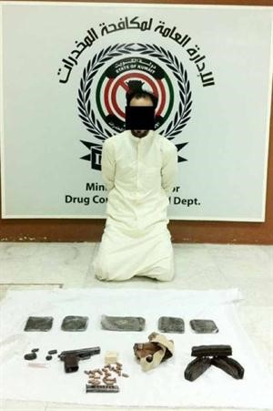 المتهم وامامه المضبوطات﻿