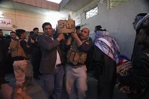 عراقيون يشيعون احد قتلى التفجيرات التي ضربت بغداد امس الاول 	اپ﻿