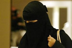 بريطانية مسلمة تحرم من المشاركة في «المحلفين» بسبب نقابها