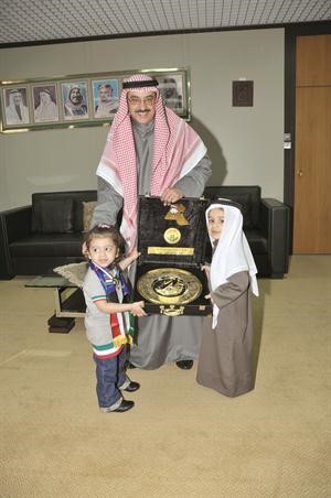الوزير الفريق ماحمد الرجيب مع الطفلين فواز القطان ودرر الحقان﻿