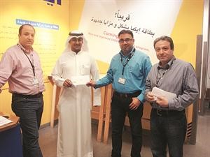 والفائز احمد الطواش يتسلم جائزته
