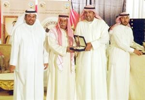 الشيخ ضاري الفهد يسلم الجوائز للفائزين
