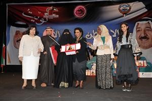  ودرع تكريمية للام المثالية حميدة محمد جاسم متين غوزال