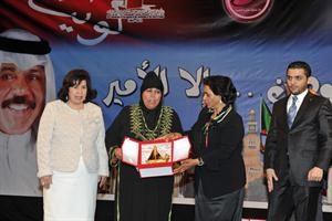 درع تكريمية للام فريدة الطلافيح من الاردن
