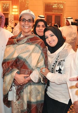 الشيخة امثال الاحمد مع الزميلة فوزية الابراهيم