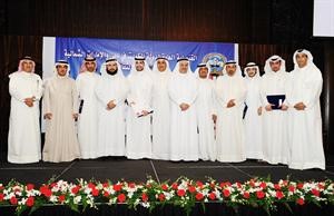 دجمعان الحربش ودحسن جوهر ودخالد السعد ودطارق الحمد وحميد القطامي مع الطلبة الدارسين في الامارات
