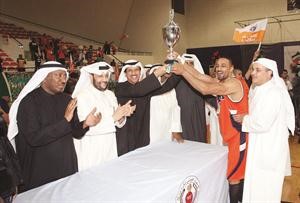 اسعد البنوان يقدم كاس الدوري لكابتن كاظمة عبدالعزيز الربيعة