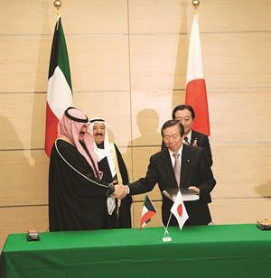 صاحب السمو الامير يشهد توقيع اتفاقية تشجيع حماية الاستثمار التي وقعها الجارالله مع رايوجي ياماني﻿