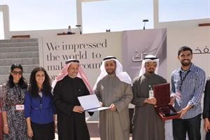 الوهيب متوسطا فريق العمل من شباب بيتك والجامعة
