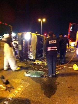 سيارة الاموال ويبدو التواجد الامني في محيط الحادث﻿