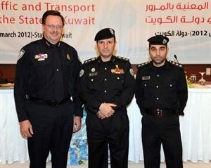 العقيد حامد المبارك والنقيب عثمان الغريب واحد المشاركين في الورشة﻿