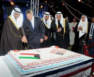 الشيخ محمد العبدالله والسفير الاميركي ماثيو تولر يقطعان كيكة الاحتفال بحضور الشيخ فيصل الحمود والسفير ضاري العجران﻿