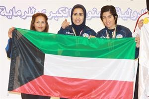 لاعبات الكويت حاملات علم بلادهن على منصة التتويج