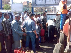 الطوابير تعود مجدداً أمام محطات الوقود