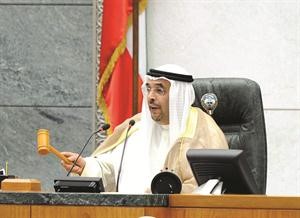 عبد الرحمن العنجري مترئسا جانبا من جلسة امس باعتباره رئيسا للسن متين غوزال
