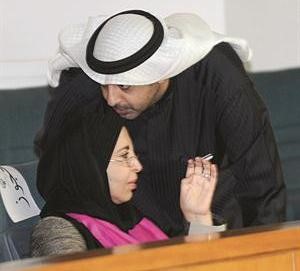 وزير الاعلام الشيخ محمد العبدالله يهم بتقبيل راس والدته الشيخة دسعاد الصباح