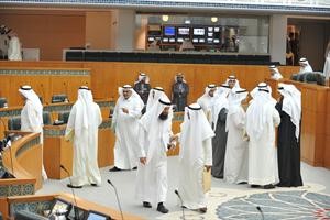 الوزراء والنواب بعد رفع الجلسة الاولى للصلاة