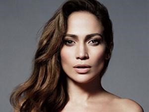 چنيفر لوپيز بالحواجب العريضة على غلاف Vogue