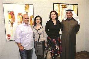 الفنان عبدالوهاب العوضي مع زوار المعرض