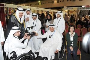 الشيخ سلمان الحمود يتسلم درعا من بعض المشاركين في المعرض﻿