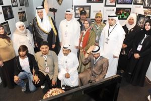 الشيخ سلمان الحمود في احد اجنحة المعرض﻿