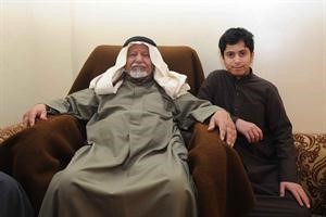 الوسمي مع احد احفاده