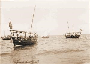 احدى سفن الغوص تشق عباب البحر