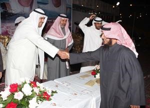 الشيخ ضاري الفهد والشيخ سالم النواف يسلمان جوائز البحري﻿