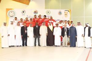مدعيج العتيبي مع المسؤولين بعد تتويج الفائزين﻿