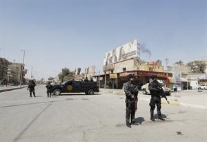 جنود عراقيون يقومون باجراءات امنية استعدادا للقمة العربية في بغداد امس	رويترز﻿