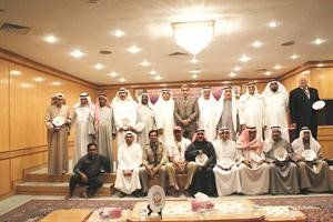 دجعفر العريان متوسطا المشاركين في اللقاء﻿