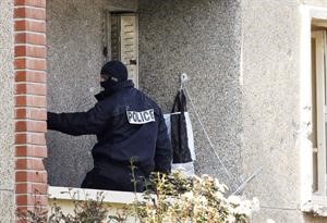 الشرطة الفرنسية تقوم بتفتيش بناية محمد مراح امس 	رويترز﻿