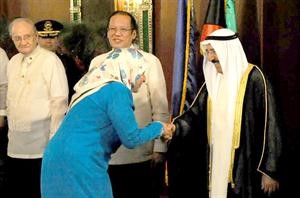 صاحب السمو الامير مصافحا احدى الحاضرات في مادبة العشاء
