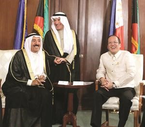 صاحب السمو خلال المباحثات مع الرئيس الفلبيني بحضور المستشار محمد ابوالحسن