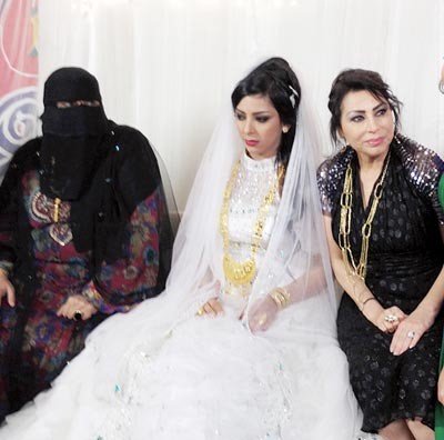 الفنانة القديرة اسمهان توفيق وزهرة الخرجي في مشهد من المسلسل﻿