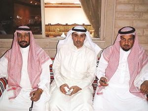 غانم العتيبي يتوسط رجل الاعمال عبدالله الغدراء وابنه نايف الغدراء﻿
