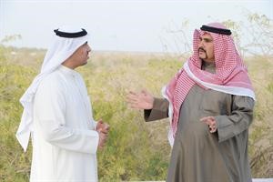 الشيخ مشعل عبدالله الجابر متحدثا للزميل محمد الخالدي اسامة ابو عطية