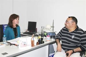 سوزان لويل متحدثة للزميل اسامة دياب
