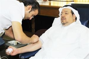 د عادل الفلاح متبرعا بدمه﻿