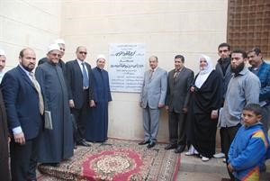 درشيد الحمد ومحافظ الشرقية مع عدد من الحضور امام اللوحة التذكارية لافتتاح المسجد﻿