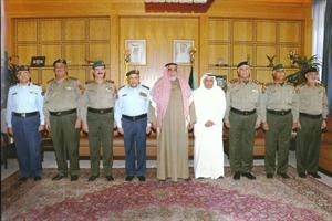 الشيخ احمد الخالد متوسطا الفريق الركن الشيخ خالد الجراح والضباط الجدد
