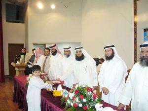 تكريم احد الطلبة المتفوقين﻿