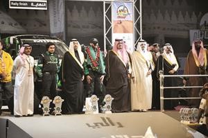 صاحب السمو الملكي الامير سعود بن عبدالمحسن يكرم الفائزين في الرالي