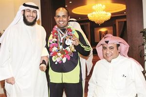 الفهد مع احد اللاعبين بحضور شافي الهاجري
