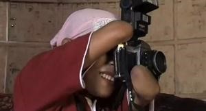 امرأة مبتورة الذراعين تحترف التصوير