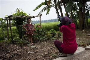 امرأة مبتورة الذراعين تحترف التصوير