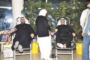 جاسم ابل الكندري وعبدالرحمن العون يتبرعان
